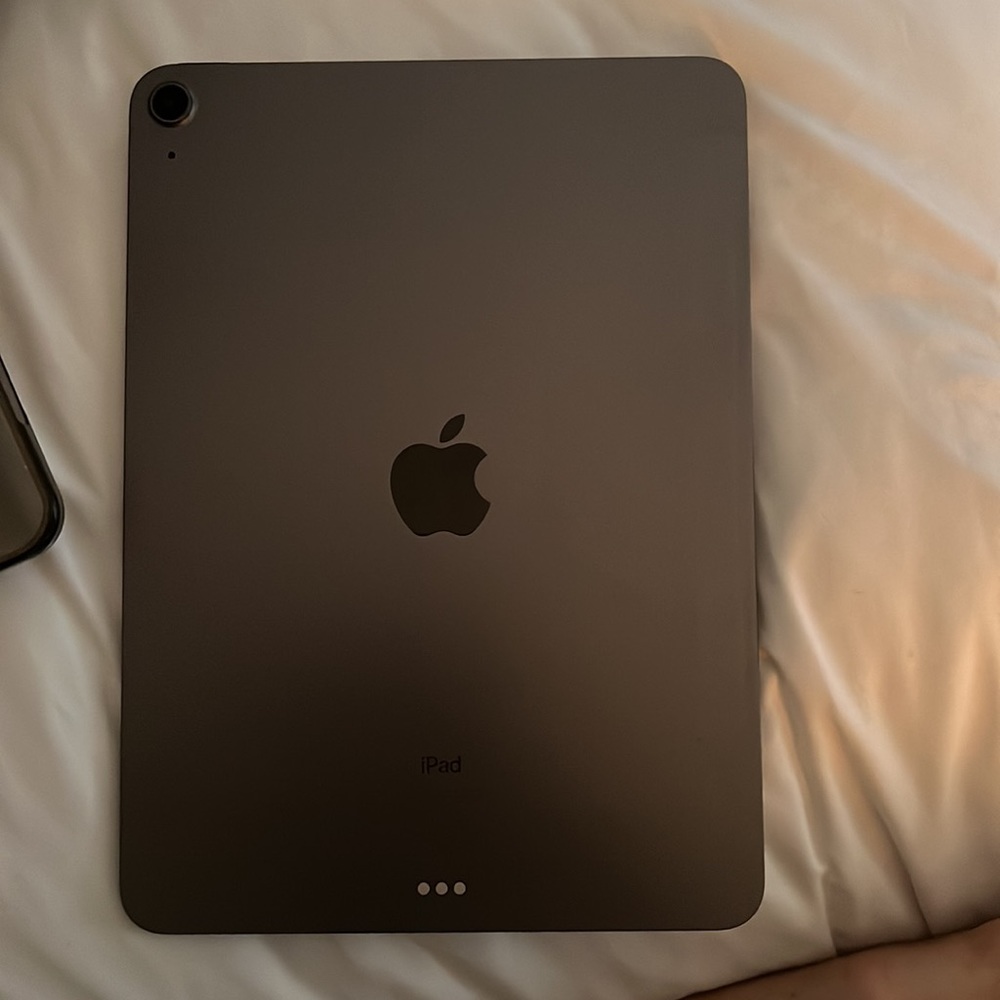 IPAD AIR 2021 version lightly used - Picture 4 of 5